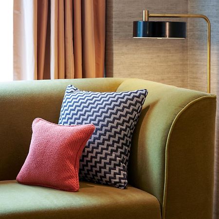 더 피츠윌리엄 호텔 더블린 외부 사진 A sofa with cushions