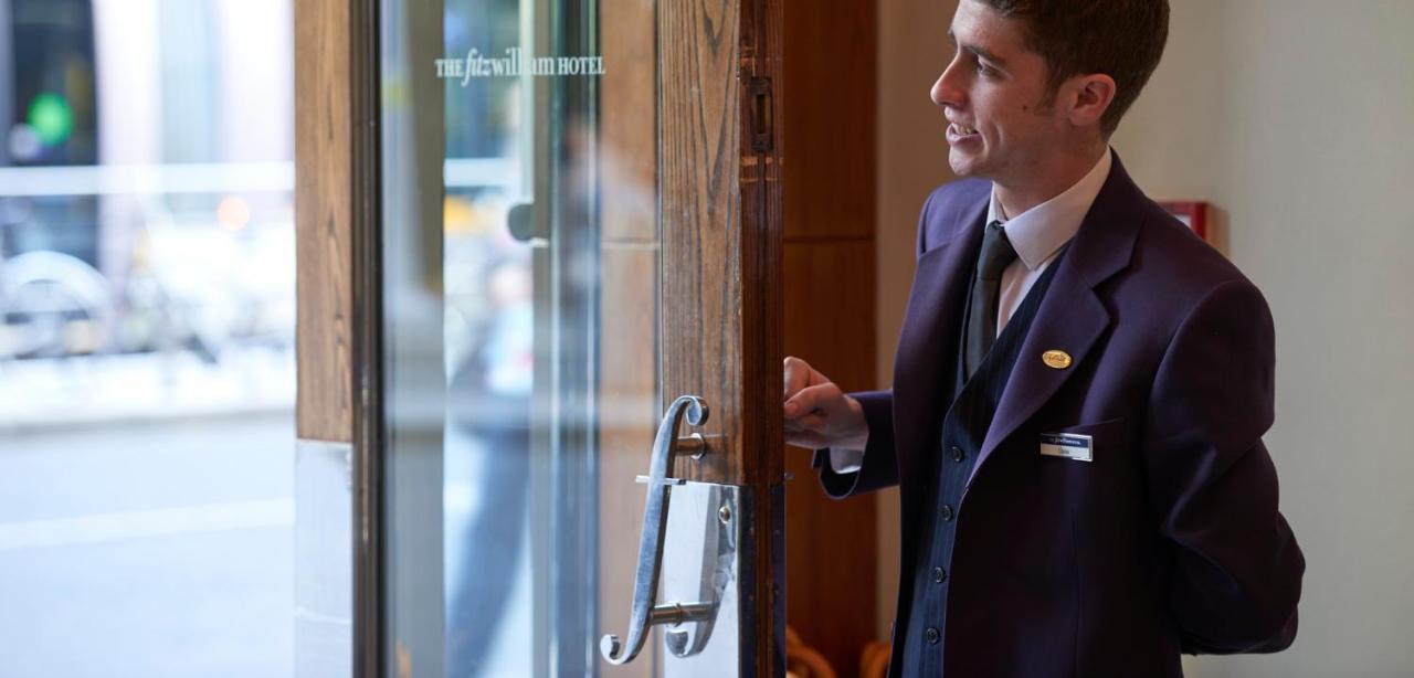 더 피츠윌리엄 호텔 더블린 외부 사진 A doorman at The New Albany Hotel