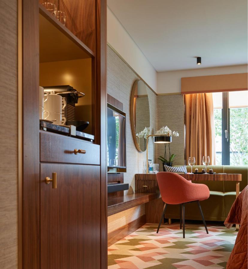 더 피츠윌리엄 호텔 더블린 외부 사진 A Nespresso machine in a hotel room