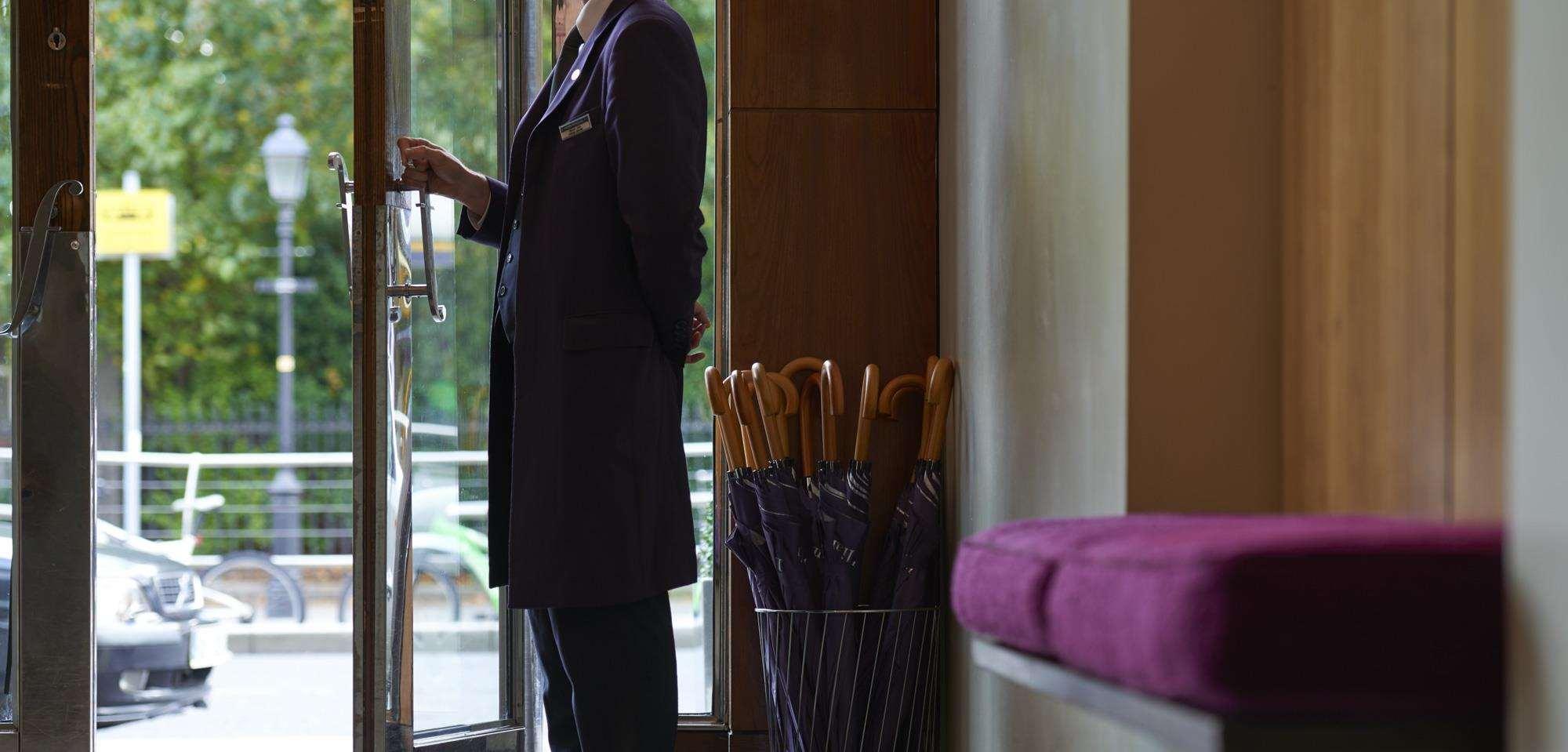 더 피츠윌리엄 호텔 더블린 외부 사진 A doorman at a hotel