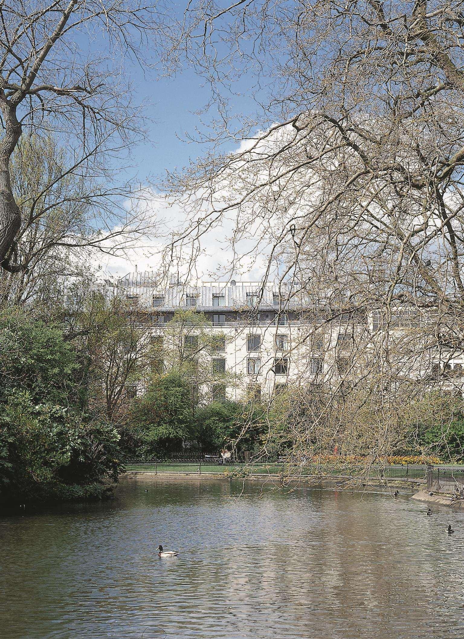 더 피츠윌리엄 호텔 더블린 외부 사진 The former Royal Naval College, where the school was located from 1946 to 1993