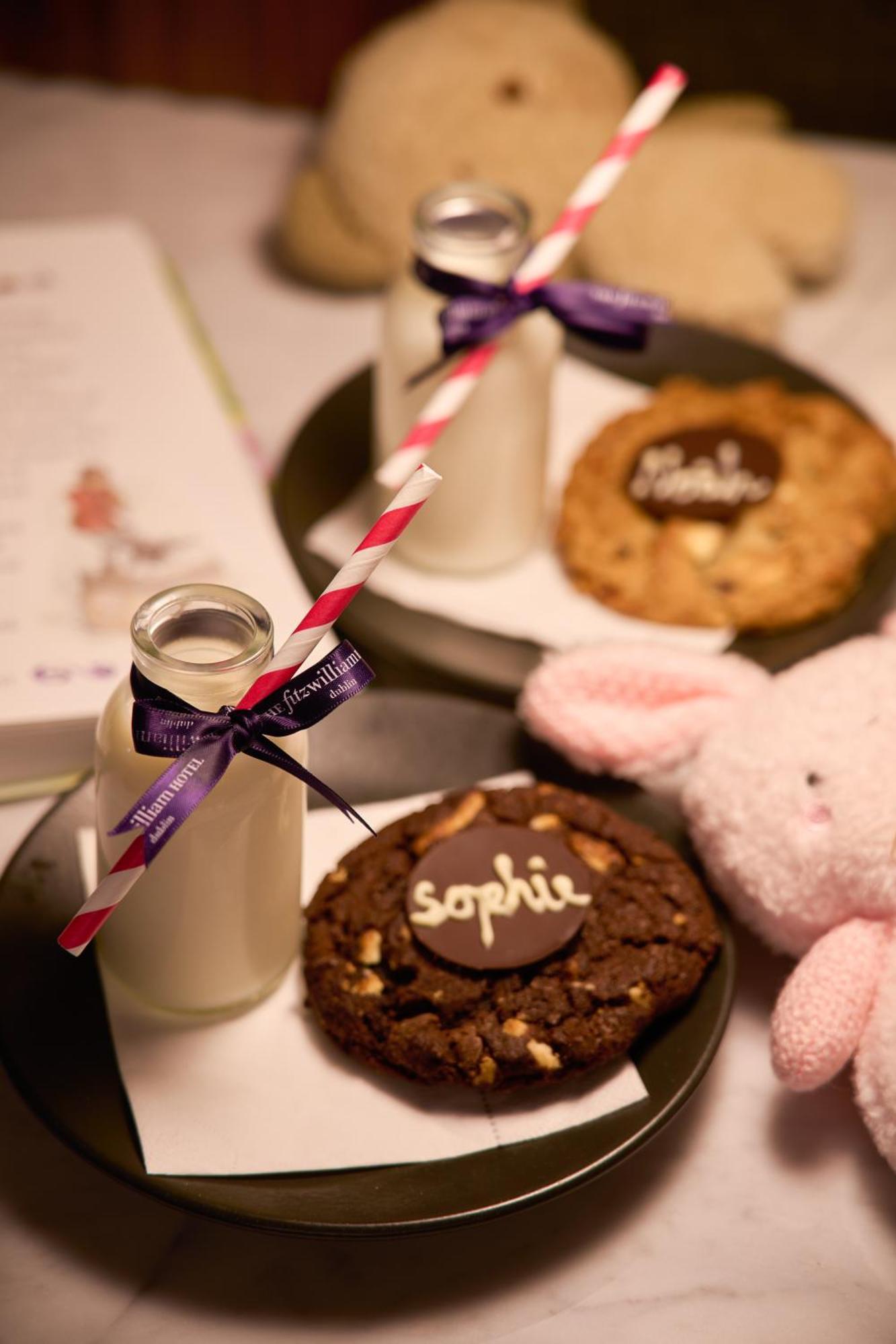 더 피츠윌리엄 호텔 더블린 외부 사진 Milk and cookies
