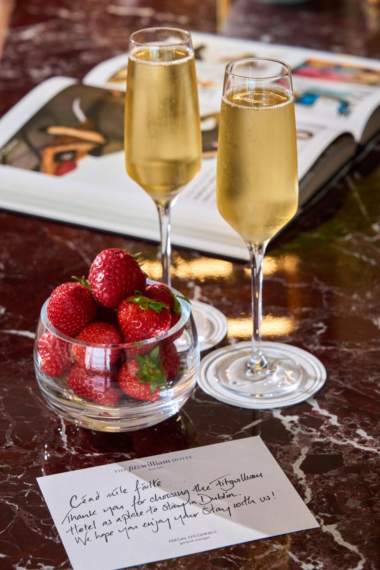 더 피츠윌리엄 호텔 더블린 외부 사진 Champagne and strawberries