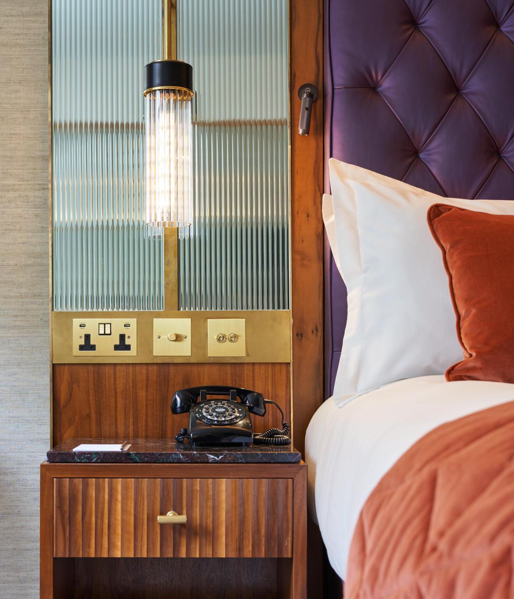 더 피츠윌리엄 호텔 더블린 외부 사진 A telephone in a hotel room