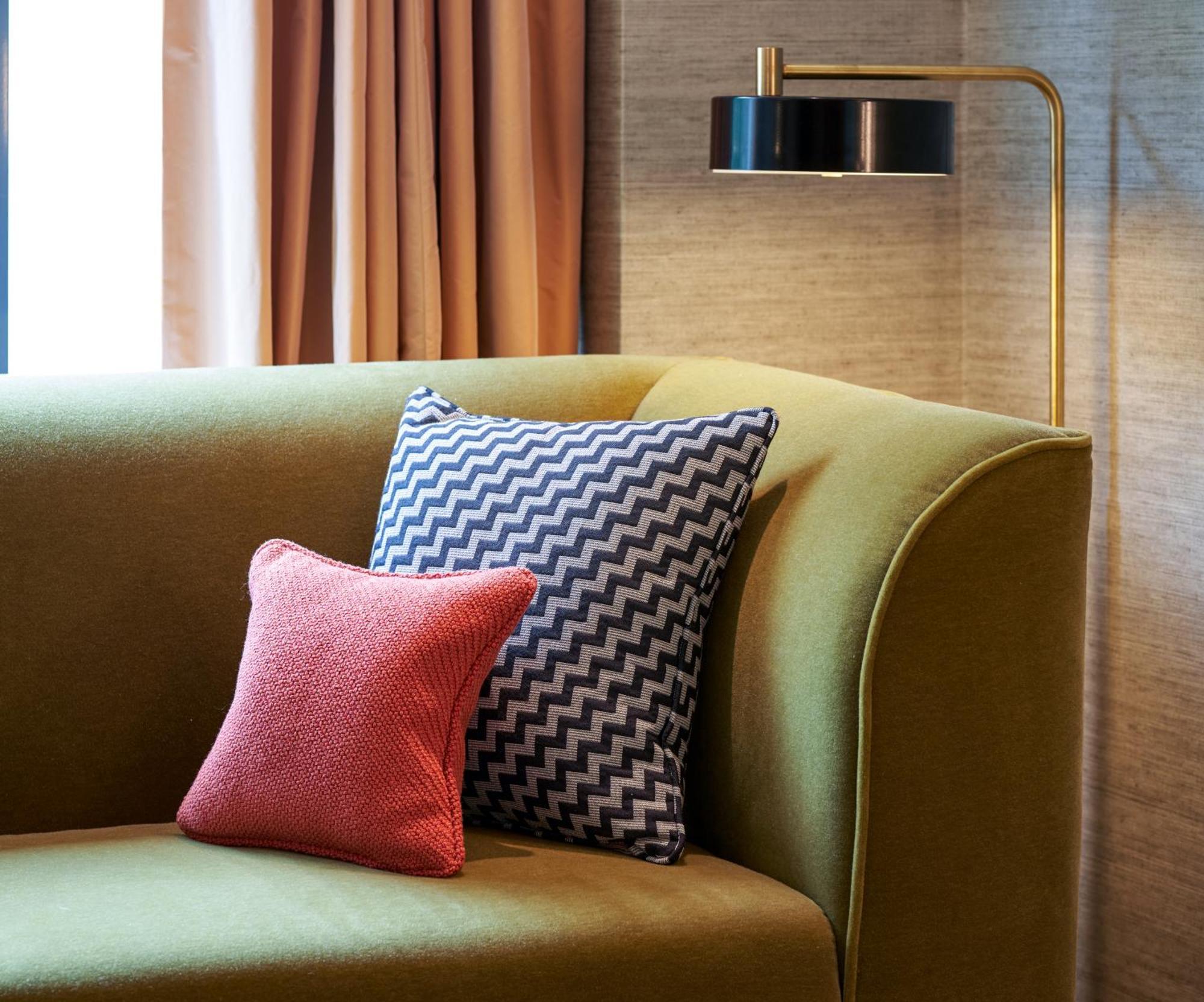더 피츠윌리엄 호텔 더블린 외부 사진 A sofa with cushions