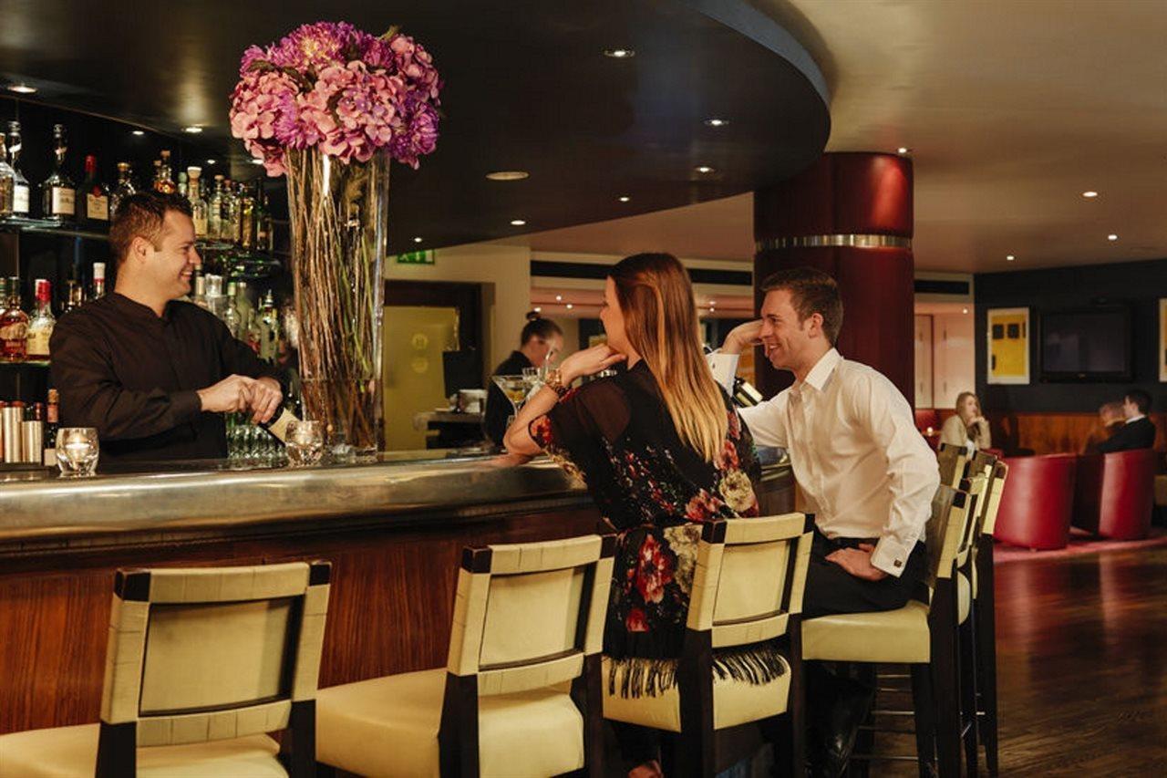 더 피츠윌리엄 호텔 더블린 외부 사진 The bar at the London Hilton on Park Lane