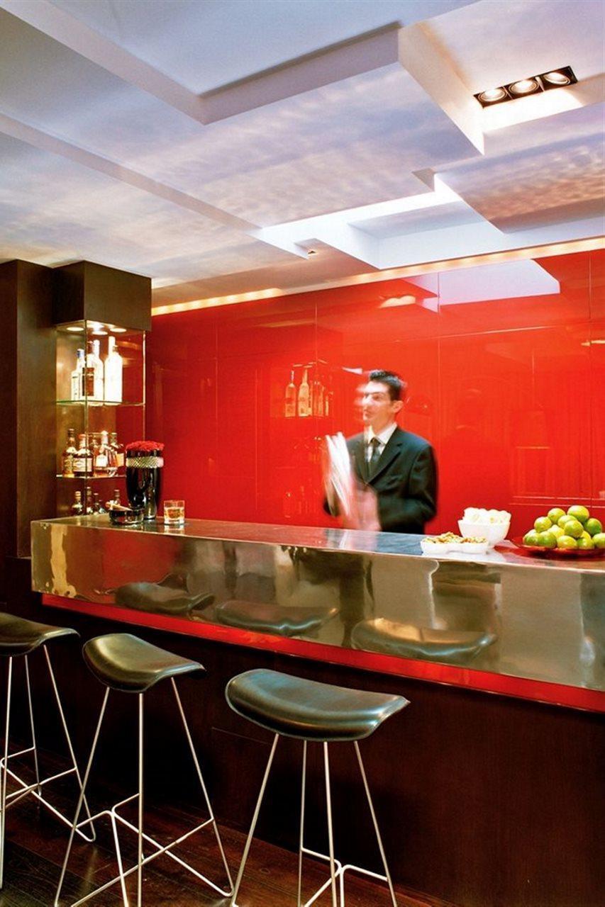더 피츠윌리엄 호텔 더블린 레스토랑 사진 A bartender at work