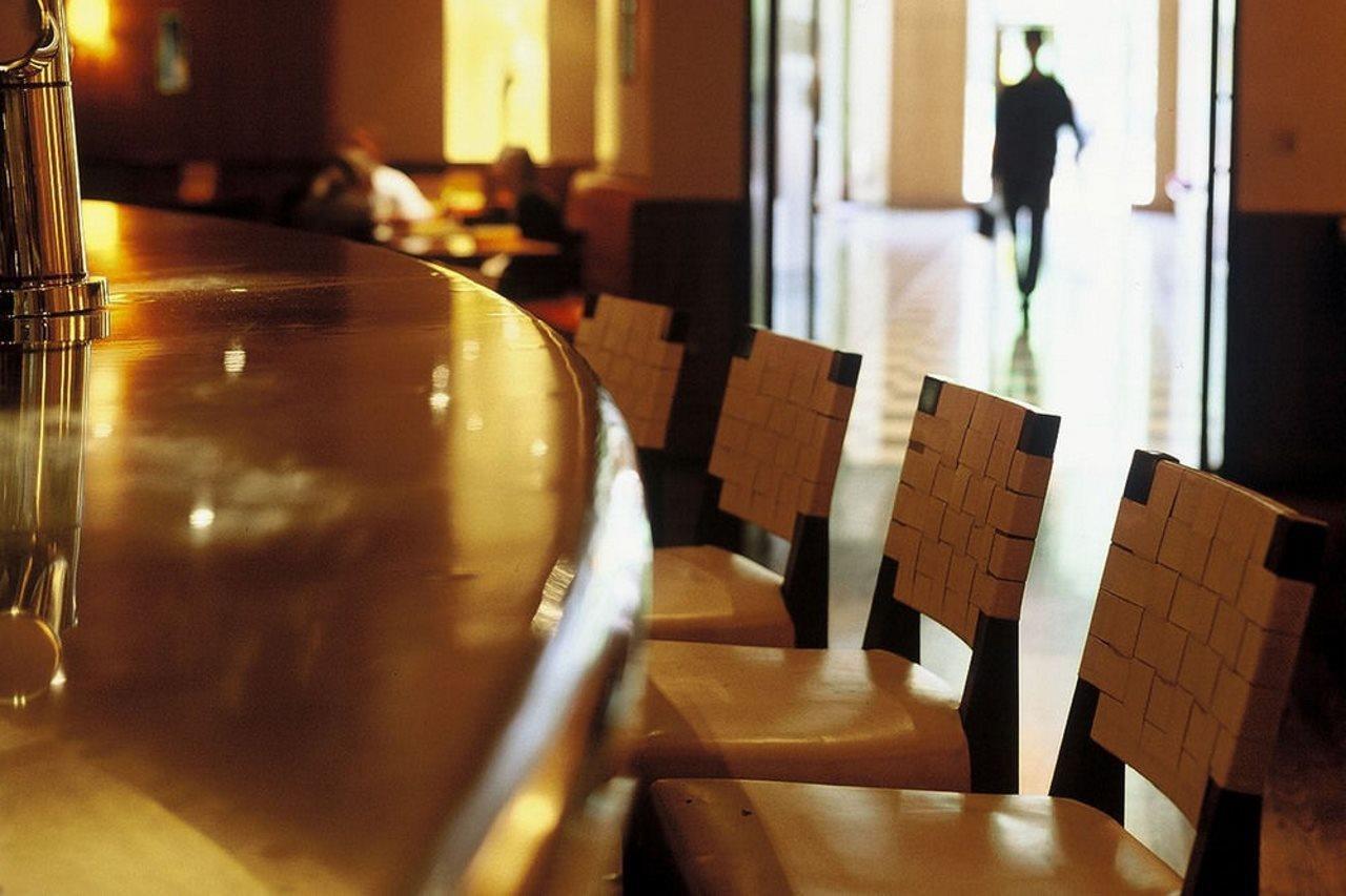 더 피츠윌리엄 호텔 더블린 외부 사진 The bar at the hotel